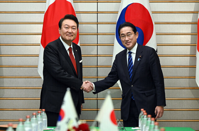 지난해 일본을 방문한 윤석열 대통령이 기시다 후미오 일본 총리와 악수를 하고 있다. 연합뉴스