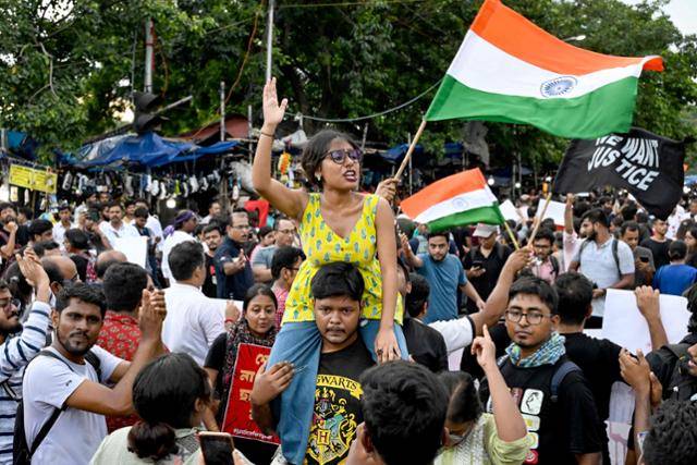 31세 수련의 강간살해 사건에 분노한 인도 시민들이 1일 서벵골주 주도 콜카타에서 항의 시위를 하고 있다. 콜카타=AFP 연합뉴스