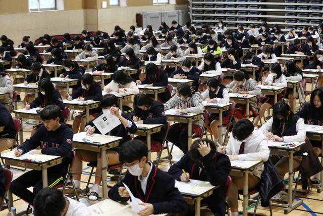 지난해 4월 경기 화성시의 한 고등학교 1학년 학생들이 1차 지필평가(중간고사)를 보고 있다. 화성=뉴스1
