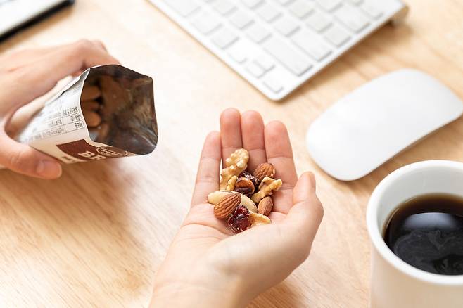 아침에 공복 상태로 커피를 마시기보다 견과류 등 간단한 간식을 함께 섭취하는 게 속 쓰림 예방에 좋다./사진=클립아트코리아