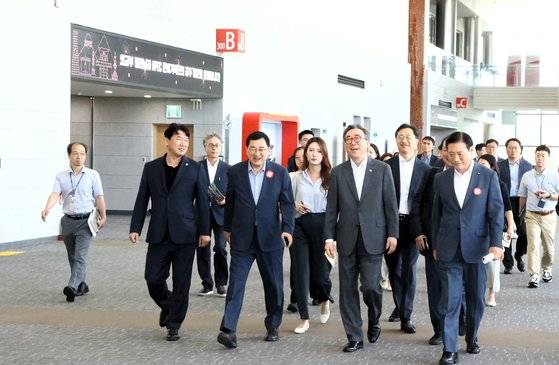 경주 APEC 정상회의를 앞두고 경북도와 경주시가 손님맞이 준비에 분주하다. 지난달 30일 외교부 APEC 준비기획단이 경주를 방문해 현장실사를 진행하고 있다. [사진 경북도]