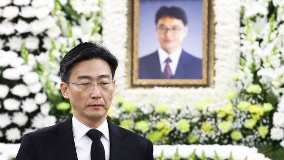 아주대병원 권역외상센터장이던 이국종 국군대전병원장이 2019년 2월 10일 오전 서울 국립중앙의료원에서 엄수된 윤한덕 전 중앙응급의료센터장의 영결식에 참석한 모습. 연합뉴스