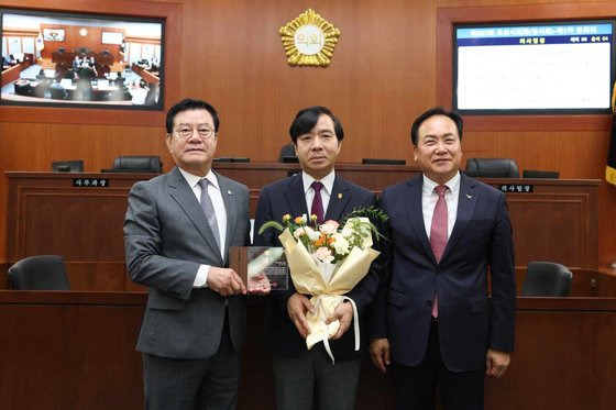 한신대 강성영 총장(가운데)이 오산시의회 명예의장으로 위촉됐다. (왼쪽 이상복 오산시의회의장, 오른쪽 이권재 오산시장)