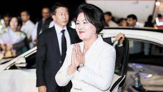 2018년 11월 5일 당시 모디 인도 총리의 공식 초청으로 인도를 방문 중인 문재인 대통령 부인 김정숙 여사가 공군 2호기로 인도 우타르 프라데시(UP)주 러크나우 국제공항에 도착해 환영 인파에게 두 손을 모아 인사하고 있다. 연합뉴스
