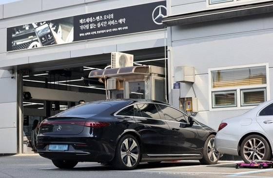 안전 점검을 받는 벤츠 전기차. 뉴스1