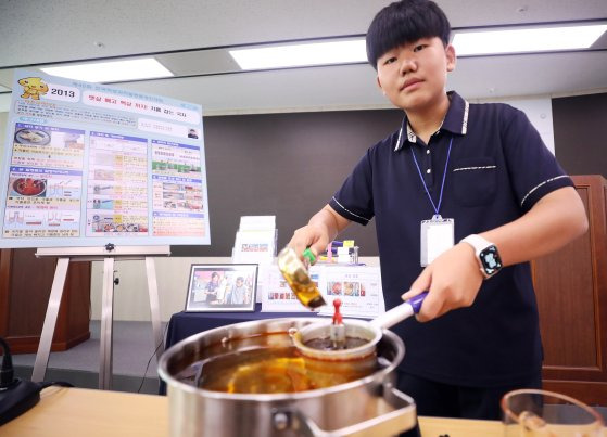 세종시 정부세종청사 과학기술정보통신부에서 열린 제45회 전국학생과학발명품경진대회 심사결과 발표에서 대통령상을 수상한 경북 신광중학교 3학년 김태형 학생이 '뱃살 잡아 백 살까지! 기름 잡는 국자' 작품 내용을 설명하고 있다. 뉴스1