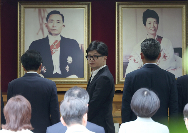 ▲ 국민의힘 한동훈 대표가 3일 오후 경북 구미시 상모동 박정희 전 대통령 생가 추모관을 방문해 헌화 및 분향을 하고 있다. 연합뉴스