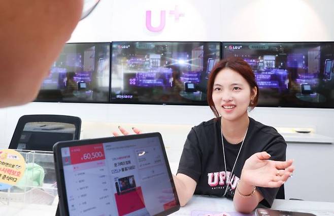 Kang Aleisha explains smartphone products to a customer at a LG Uplus store in Asan, South Chungcheong Province, on August 29. Courtesy of LG Uplus