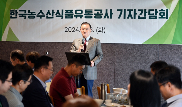 홍문표 한국농수산식품유통공사(aT) 사장이 3일 세종시에서 열린 기자간담회에서 발언하고 있다. 공사 제공