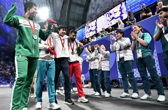 주정훈(가운데)이 31일(현지시간) 프랑스 파리 그랑팔레에서 열린 2024 파리 패럴림픽 태권도 K44 남자 88kg급 시상식을 마친 후 다른 메달리스트들 부축을 받으며 퇴장하고 있다. 사진공동취재단