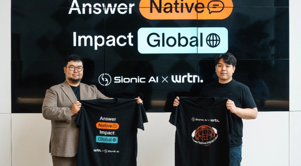 Wrtn Technologies and Sionic AI executives sign an MOU for AI service collaboration at Wrtn Technologies’ Seoul headquarters.[Courtesy of Wrtn Technologies]