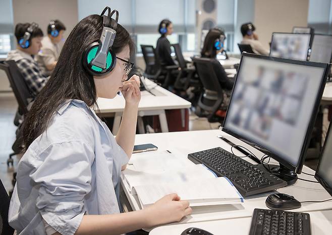 지난 4월 20일 경기도 용인에 위치한 삼성전자 인재개발원에서 삼성전자 감독관들이 GSAT 응시자들을 대상으로 예비 소집을 진행하고 있는 모습. [사진제공 = 삼성]