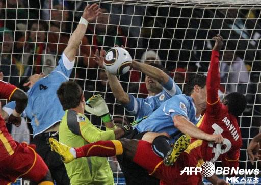 루이스 수아레즈는 2010 월드컵 가나와 8강전에서 상대 슈팅을 고의로 손으로 막아 논란을 일으켰다. 사진=ⓒAFPBBNews = News1