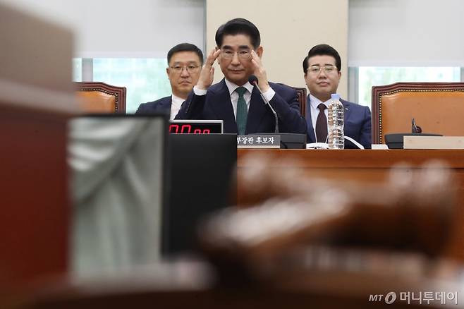 김용현 국방부장관 후보자가 2일 서울 여의도 국회 국방위원회 전체회의장에서 열린 인사청문회에 출석해 안경을 올려쓰고 있다. / 사진=뉴스1