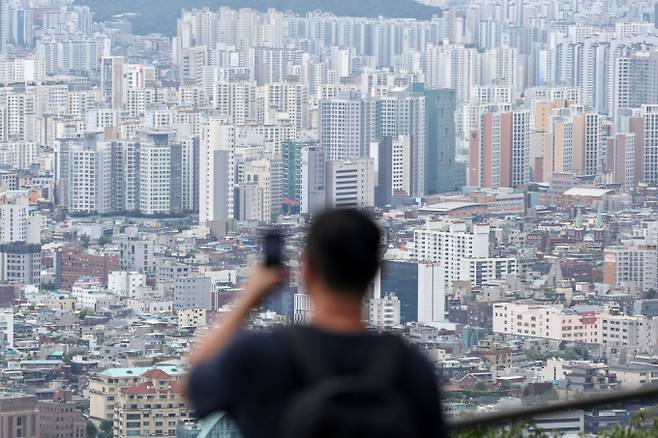 국토부가 인천계양지구와 서울 동작구 수방사 부지 등 수도권 주요입지에서 본격적인 공공분양을 시작하는 데 이어 서울 남현 공공주택지구와 신길15구역 도심 공공주택복합지구도 신규로 지정해 주택공급 속도를 높인다. 사진은 서울시내 아파트 밀집 지역. /사진=뉴스1