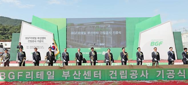 CU를 운영하는 BGF리테일이 약 2200억원을 투자해 부산에 신규 물류센터를 건립한다. 3일 BGF리테일 부산 신규 물류센터 건립공사 기공식이 열리고 있다. /사진=BGF리테일