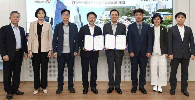박형덕 동두천시장이 시장실에서 박형덕 시장과 이종진 동두천시설관리공단 이사장 등 5명이 참석한 가운데 공공시설물 위수탁 계약 체결식을 개최하고 사진촬영을 하고있다. / 사진제공=동두천시