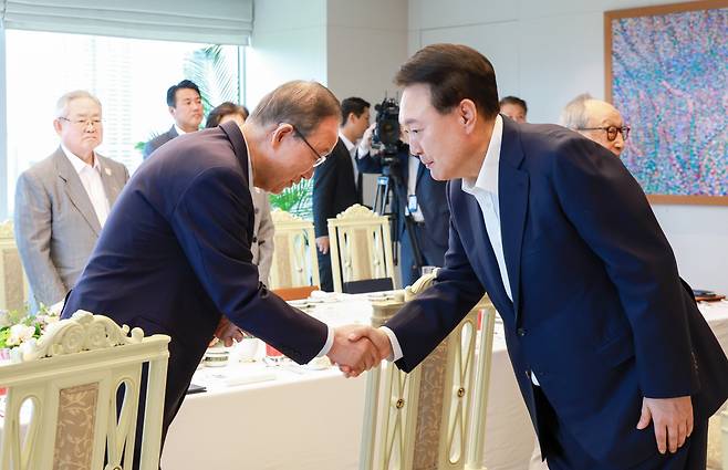 윤석열 대통령이 21일 서울 용산 대통령실 청사에서 열린 통일·외교 원로 초청 오찬 간담회에서 반기문 전 유엔 사무총장과 악수하고 있다. [연합]