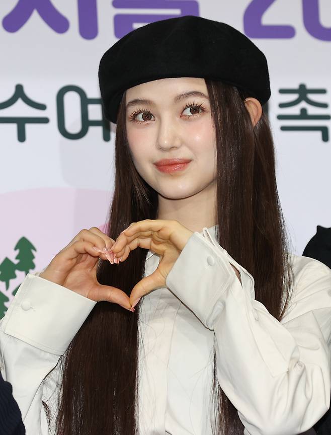 걸그룹 뉴진스의 다니엘이 16일 오전 서울시청에서 열린 '서울특별시 홍보대사 감사패 수여 및 위촉식'에 앞서 포즈를 취하고 있다. [연합]