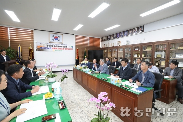 2일 제주 서귀포 지역 현장경영에 나선 강호동 농협중앙회장이 위미농협에서 현재근 조합장을 비롯한 임직원들과 농협중앙회의 외국인 계절근로자 운영 지원 계획과 신축 하나로마트·통합경제사업장 건립 현황 등에 대해 대화하고 있다. 김병진 기자