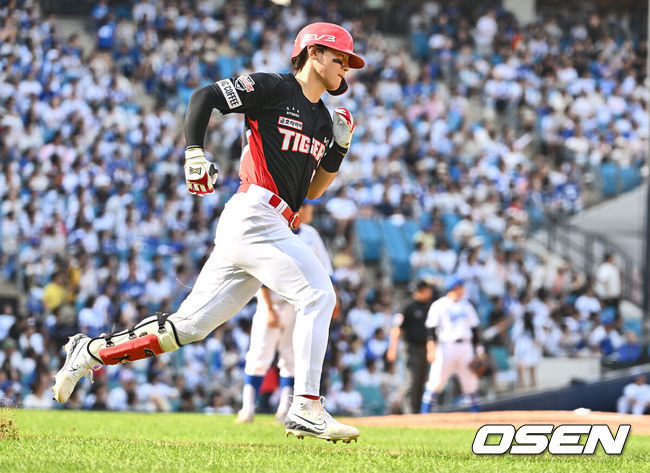 [OSEN=대구, 이석우 기자] 1일 대구삼성라이온즈파크에서 2024 신한 SOL 뱅크 KBO 리그 삼성 라이온즈와 KIA 타이거즈의 경기가 열렸다. 홈팀 삼성은 원태인이 방문팀 KIA는 스타우트가 선발 출전했다. KIA 타이거즈 김도영이 7회초 좌중월 솔로 홈런을 치고 그라운드를 돌고 있다. 2024.09.01 / foto0307@osen.co.kr