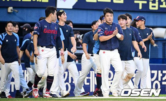 [OSEN=잠실, 최규한 기자] 프로야구 롯데 자이언츠가 두산 베어스에 승리, 4연승을 이어갔다. &nbsp;롯데는 1일 잠실구장에서 열린 2024 KBO리그 두산과&nbsp;경기에서 연장 12회 접전 끝에 4-3으로 승리했다. 연장 12회 2사 1,3루에서 정훈이 결승타를 때려냈다.&nbsp;이날 1군에 복귀한 나균안이 2이닝 1피안타 4탈삼진 무실점으로 구원승을 기록했다.&nbsp;롯데는 7위로 올라서며 5위 KT에 2.5경기 차이로 따라 붙었다. 승률에서 6위 한화에 뒤진 7위가 됐다.&nbsp;승리한 롯데 선수들이 팬들에게 인사하기 위해 그라운드로 나서고 있다. 2024.09.01 / dreamer@osen.co.kr