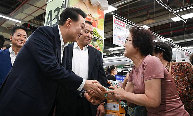 윤석열 대통령이 추석 명절을 앞두고 물가 점검을 위해 3일 서울 도봉구 농협 하나로마트 창동점을 찾아 시민과 인사하고 있다. 대통령실 제공