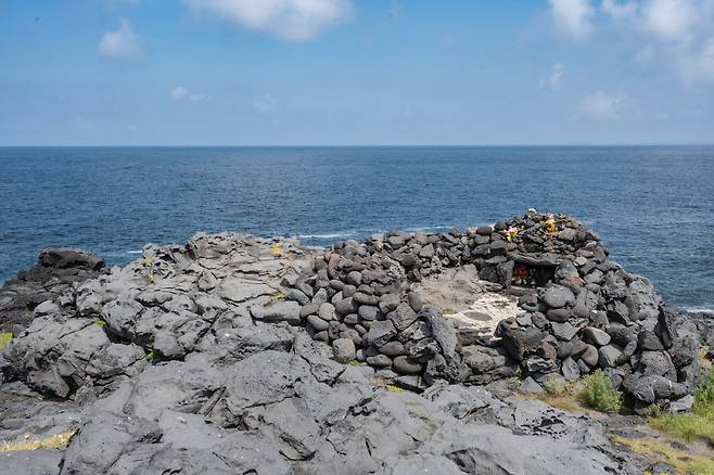 할망당의 애기업개 전설은 비양도의 애기 업은 돌과 흡사하다