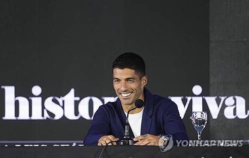 우루과이 축구협회가 3일(한국시간) 루이스 수아레스의 은퇴 기자회견을 열었다. 수아레스는 이번 9월 A매치 기간 열리는 파라과이전을 끝으로 대표팀 은퇴를 선언했다.&nbsp;연합뉴스