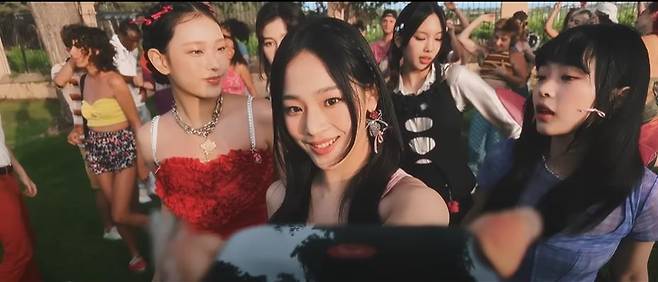 뉴진스 'ETA' 뮤직비디오 [뉴진스 유튜브 채널. 재판매 및 DB 금지]