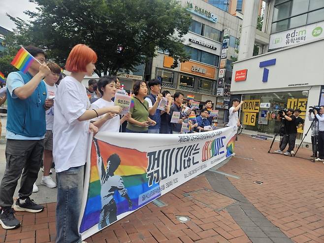 "혐오와 차별을 넘어" (대구=연합뉴스) 김선형 기자 = 3일 대구퀴어문화축제 조직위원회가 대구 중구 동성로에서 축제 선포 기자회견을 열고 있다. 2024.9.3 sunhyung@yna.co.kr