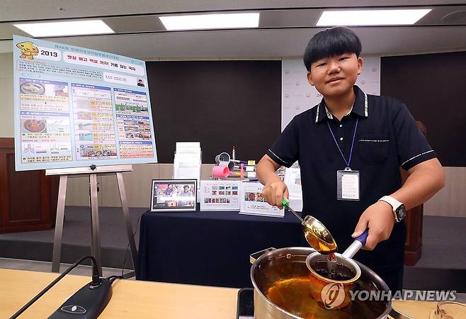 '뱃살 잡아 백 살까지! 기름잡는 국자' (세종=연합뉴스) 배재만 기자 = 제45회 전국학생과학발명품경진대회에서 대통령상을 받은 경북 신광중학교 3학년 김태형 군이 3일 오전 정부세종청사 과학기술정보통신부 기자실에서 수상작인 '뱃살 잡아 백 살까지! 기름 잡는 국자'를 시연하고 있다. 기름기가 많은 국물음식에서 기름을 걷어낼 수 있는 국자 구조를 개발한 것으로 사이펀 원리가 적용된 계영배의 원리와 구조를 응용해 제작했다. 2024.9.3 scoop@yna.co.kr