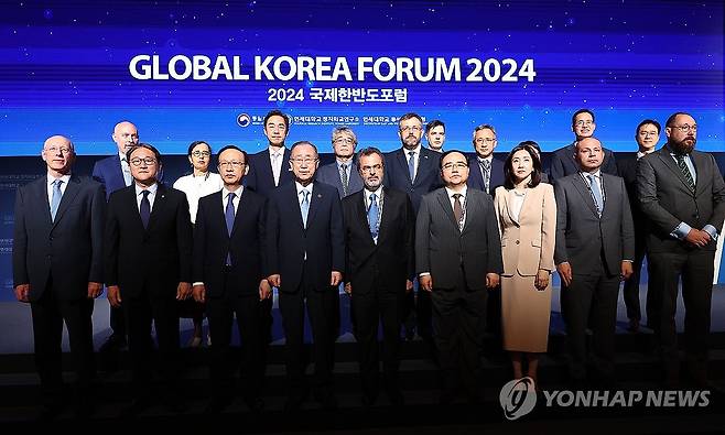 2024 국제한반도포럼 개회식 (서울=연합뉴스) 류영석 기자 = 3일 오전 서울 중구 소공동 롯데호텔에서 열린 2024 국제한반도포럼 개회식에서  반기문 전 유엔 사무총장, 현인택 전 통일부 장관을 비롯한 참석자들이 기념촬영을 하고 있다. 2024.9.3 ondol@yna.co.kr