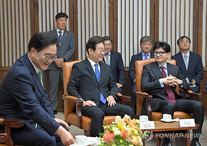 환담하는 국회의장과 당대표들 (서울=연합뉴스) 우원식 국회의장(왼쪽부터), 더불어민주당 이재명 대표와 국민의힘 한동훈 대표가 2일 오후 서울 여의도 국회본청 의장접견실에서 제22대 국회 개원식을 앞두고 환담하고 있다. 2024.9.2 [국회사진기자단] utzza@yna.co.kr