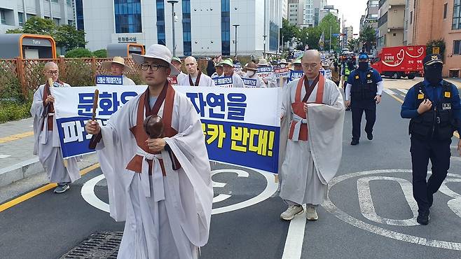 케이블카 설치 반대하며 거리 행진하는 승려들 [영남알프스 케이블카 반대 범시민대책위원회 제공. 재판매 및 DB 금지]