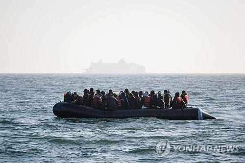 영불 해협 건너는 보트 이주민들(이번 사고와 관련없음) [AFP 연합뉴스 자료사진. 재판매 및 DB 금지]