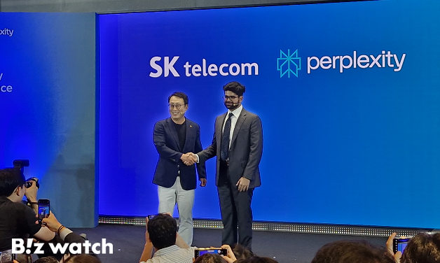 유영상 SK텔레콤 대표이사(우)와 아라빈드 스리니바스 퍼블렉시티 최고경영자(CEO)가 4일 서울 SKT 타워에서 인사하고 있다./사진=한수연 기자 papyrus@