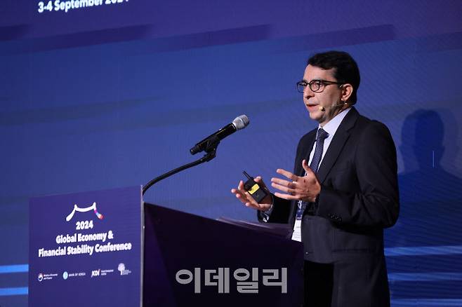 아이한 코제 세계은행 수석 이코노미스트 겸 개발전망국장은 4일 서울 플라자호텔에서 열린 ‘2024 세계경제와 금융안정 컨퍼런스’에서 제 3세션(통화정책의 불확실성과 글로벌 금융안정) 발표자로 나섰다. (사진= 한국은행)