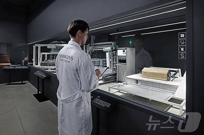 시몬스 수면R&D 센터 내부의 시험기 (시몬스 제공)