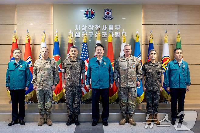 윤석열 대통령이 지난 8월 경기도 용인시 지상작전사령부를 방문해 한미 지휘관들과 기념촬영을 하고 있다. 왼쪽부터 인성환 국가안보실 2차장, 크리스토퍼 라네브 미8군사령관, 손식 지상작전사령관, 윤 대통령, 폴 러캐머라 한미연합사령관, 강신철 한미연합사 부사령관, 신원식 국가안보실장 겸 국방부 장관. (대통령실 제공) 2024.8.21/뉴스1 ⓒ News1 송원영 기자