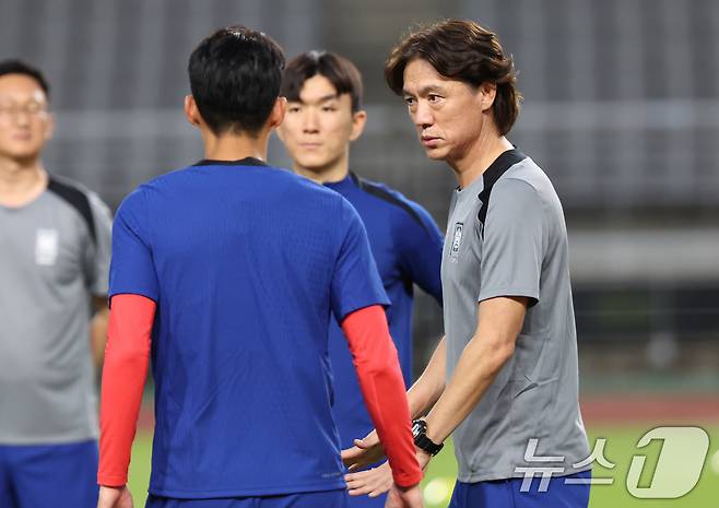 대한민국 축구 국가대표팀 홍명보 감독이 3일 오후 경기 고양시 고양종합운동장에서 가진 소집훈련에서 손흥민, 황인범과 대화를 나누고 있다. 대표팀은 오는 5일 서울 상암월드컵경기장에서 팔레스타인과 2026 국제축구연맹(FIFA) 북중미 월드컵 3차 예선 1차전을 치른다. 2024.9.3/뉴스1 ⓒ News1 김도우 기자