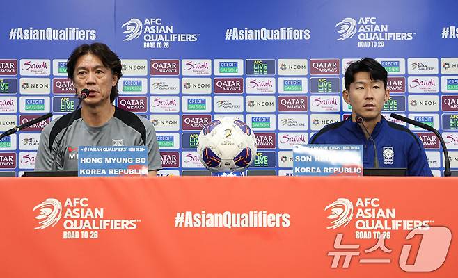 홍명보 대한민국 축구대표팀 감독과 주장 손흥민이 4일 오후 서울 마포구 서울월드컵경기장에서 2026 국제축구연맹(FIFA) 북중미 월드컵 아시아지역 3차 예선 경기를 앞두고 열린 공식 기자회견에서 각오를 밝히고 있다. 축구대표팀은 오는 5일 팔레스타인과 경기를 치른다. 2024.9.4/뉴스1 ⓒ News1 이재명 기자