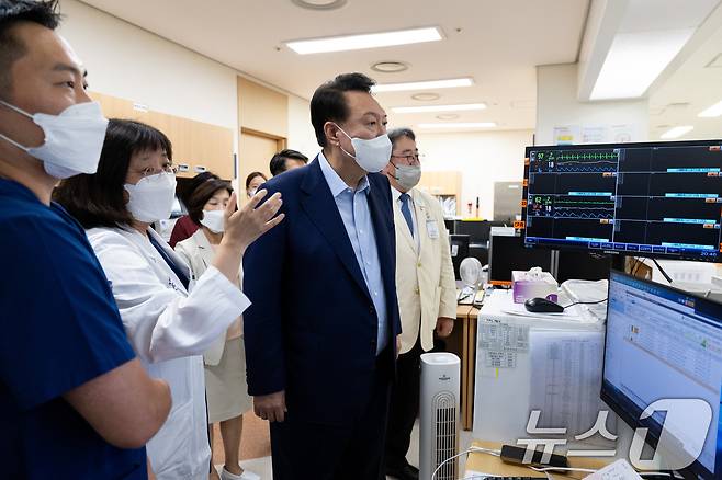 윤석열 대통령이 4일 경기 권역 의료응급센터 현장을 방문하고 있다. (대통령실 제공) 2024.9.4/뉴스1 ⓒ News1 송원영 기자