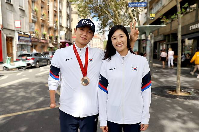 태권도 대표팀 주정훈(왼쪽)과 김예선 감독이 나란히 포즈를 취했다. 사진 | 대한장애인체육회