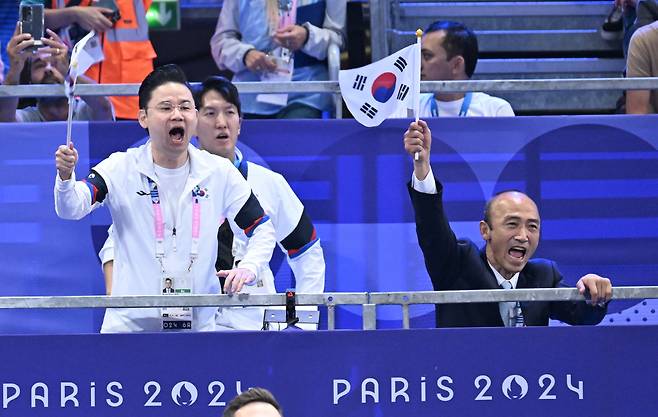 배동현 파리패럴림픽 선수단장과 정진완 대한장애인체육회장이 1일(한국시각) 프랑스 파리 그랑팔레에서 남자 80㎏급에 출전한 주정훈을 열심히 응원하고 있다. 대한장애인체육회 제공