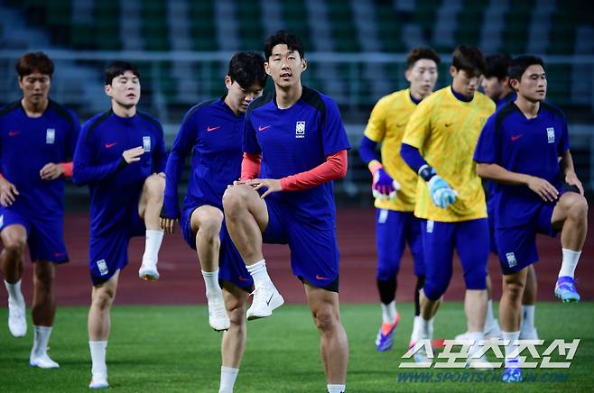 3일 오후 경기도 일산 고양종합운동장에서 축구국가대표팀 선수들이 훈련을 했다. 동료들과 함께 몸을 풀고 있는 손흥민. 일산=송정헌 기자songs@sportschosun.com/2024.09.03/