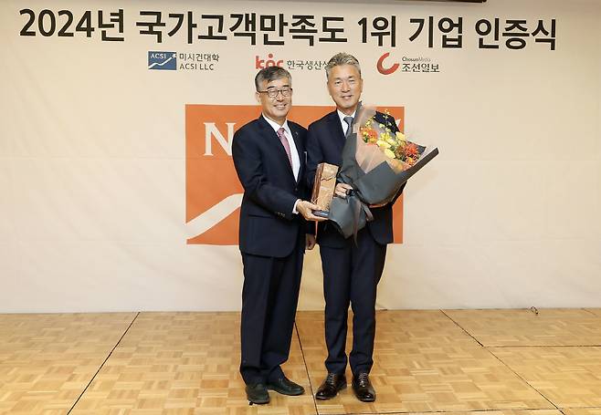 ◇롯데호텔 서울 3층 사파이어볼룸에서 열린 '2024 국가고객만족도(NCSI)' 1위 기업 인증 수여식에서 김태홍 롯데호텔앤리조트 대표이사(오른쪽)와 안완기 한국생산성본부 회장이 기념촬영을 하는 모습. 사진제공=롯데호텔앤리조트