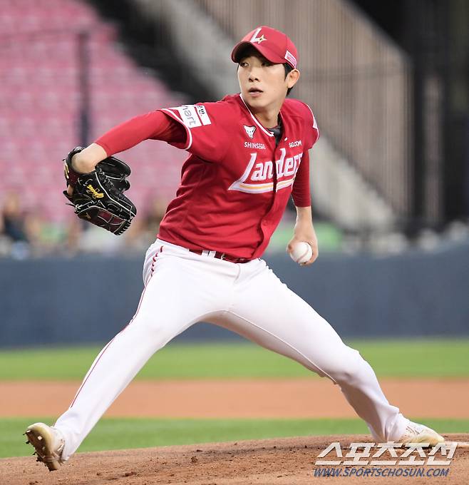 4일 잠실구장에서 열린 LG와 SSG의 경기. 선발 투구하고 있는 SSG 오원석. 잠실=송정헌 기자songs@sportschosun.com/2024.09.04/