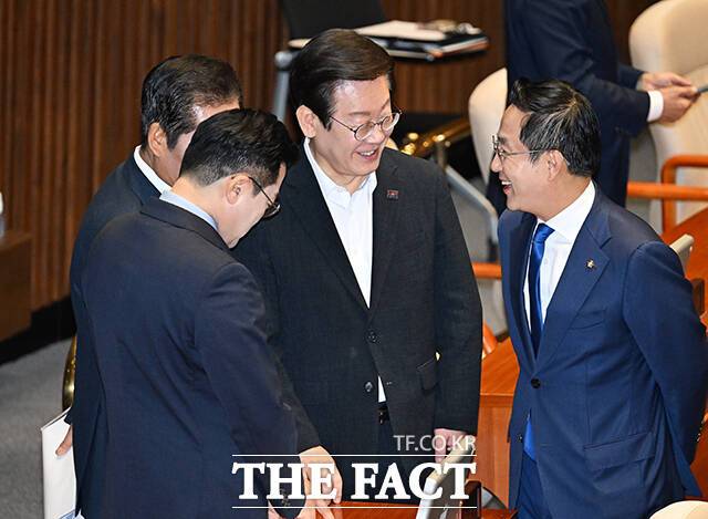 '환한 미소 지으며 즐거운 대화~'