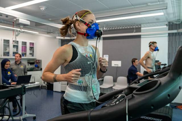 삼성전자와 미국 미시간 대학교가 협업해 진행하는 갤럭시 워치 피트니스 기능 강화를 위한 연구에서 피실험자들이 '갤럭시 워치7'을 착용하고 심박수를 측정하고 있다. (사진=삼성전자)